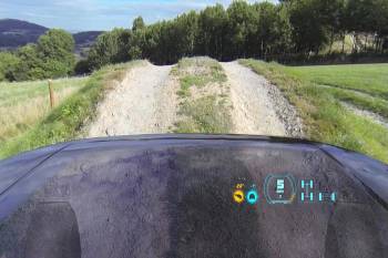 Компания Land Rover сделала «прозрачным» капот автомобиля