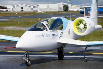 Полностью электрический самолет E-Fan совершил свой первый демонстрационный полет