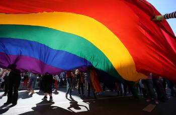 В США полицейского наказали за отказ охранять гей-парад