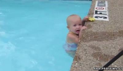 Смотрите как плавает 16 месячный ребенек