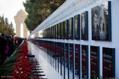 Президент Азербайджана почтил память погибших во время январской трагедии 1990 года
