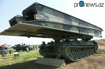 Азербайджан закупит в России танковые мостоукладчики