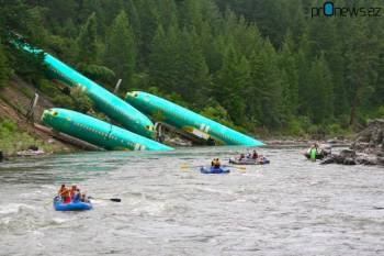 В США в реку упал поезд, перевозивший спирт и фюзеляжи самолётов