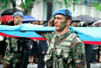 Сотни азербайджанцев обратились в Министерство обороны, чтобы воевать в Карабахе