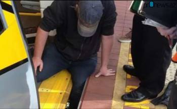 Десятки пассажиров метро наклонили поезд, спасая мужчину