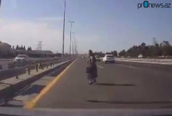 В Баку женщина бросилась под машину, ехавшую со скоростью 120 км/ч