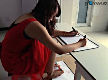 Китаянка пишет руками и ногами одновременно