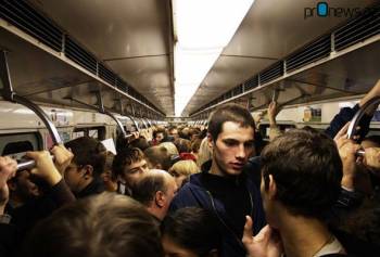 Драка из-за девушки в Бакинском метро