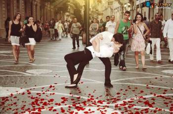 Жители Баку: Нужно обязательно целоваться на виду у людей?