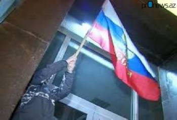 В Казахстане убирают российские флаги
