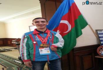 Юноша с ограниченными физическими возможностями поднял флаг Азербайджана
