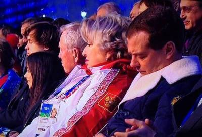 Премьер-министр России заснул на торжественной церемонии в Сочи