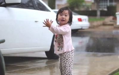Интернет покоряет видео с девочкой, впервые увидевшей дождь
