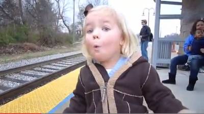 Девочка первый раз видит поезд